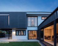 บ้านโมเดิร์นผนังสีขาวและเมทัลชีทสีดำ