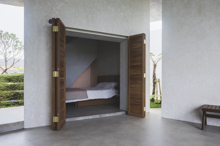 ห้องนอนประตูบานไม้